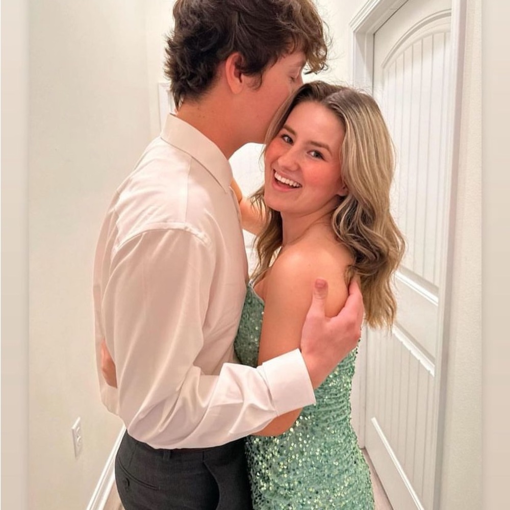 Formal dress - Picture 2 of 4